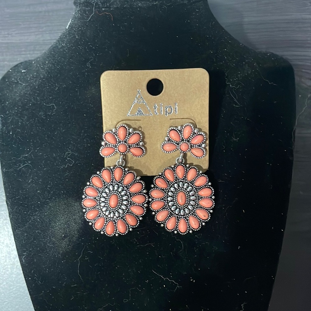 Bundle to receive an offerNWT super cute squash blossom earrings